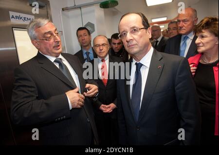 Alain Boudou, der französische Präsident Francois Hollande und der französische Juniorminister für ältere und behinderte Menschen Michele Delaunay besuchen am 10. Januar 2013 das Chemielabor "Polymeres Organiques (LCPO)" in Talence, Frankreich. Hollande war in der Region zu einem Besuch, der zukünftigen Investitionen und High-Tech-Unternehmen gewidmet war. Foto von Baptiste Fenouil/Pool/ABACAPRESS.COM Stockfoto