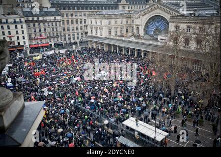 Europäischer Protest nach der Ermordung von drei kurdischen Aktivistinnen in Paris, Frankreich, am 12. Januar 2013. Die PKK, der Nationalkongress der Konföderation der Kurdischen Vereinigungen in Europa, die Föderation der Kurdischen Vereinigungen in Frankreich, die wichtigste Kurdenpartei BDP legale türkische und kurdische Vereinigungen und viele Franzosen haben am Samstag, 12 12. Januar 00, zum Gare de l'Est (Paris, 75) aufgerufen, sich zu versammeln Gegen die Tötung von drei Militanten. Etwa 3000 Personen nahmen an einer Protestdemonstration gegen die Ermordung von drei kurdischen politischen Aktivistinnen Teil, darunter auch eine c Stockfoto