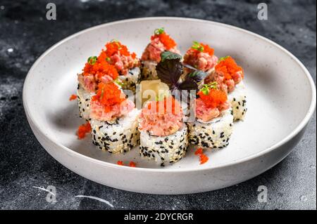 Sushi Maki Roll mit Thunfisch, Lachs und Kaviar. Schwarzer Hintergrund. Draufsicht Stockfoto