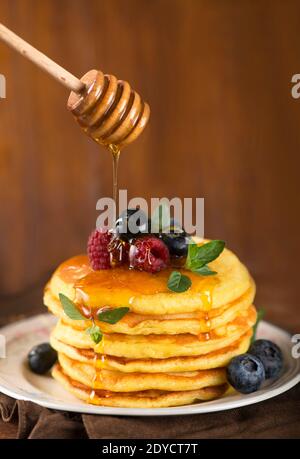 Stapel von Pfannkuchen mit frischen Beeren, Nahaufnahme Stockfoto