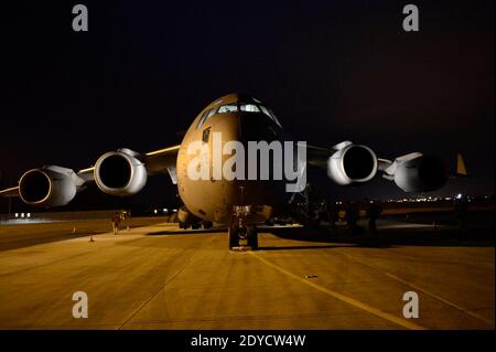 Handout-Foto der französischen Armee von gepanzerten Fahrzeugen, die mit anderem Material in einem Frachtflugzeug der Royal Air Force Boeing C-17 von der britischen Brize Norton-Basis auf dem Weg nach Bamako, am 13. Januar 2013 auf der Evreux Militärbasis geladen werden. Großbritannien unterstützt Frankreichs Entscheidung, Truppen zu entsenden, um eine Offensive der malischen Regierungstruppen gegen islamistische Rebellen zu unterstützen. Foto von ECPAD/ABACAPRESS.COM Stockfoto