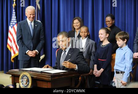 US-Präsident Barack Obama unterzeichnet eine Reihe von Exekutivbefehlen über die neuen Waffenrechtsvorschläge der Regierung als (L-R) Vizepräsident Joe Biden und Kinder, die Briefe an das Weiße Haus über Waffengewalt schrieben, Hinna Zeejah, Taejah Goode, Julia Stokes und Grant Fritz, Schauen Sie im Eisenhower Executive Office Gebäude 16. Januar 2013 in Washington, DC, USA. Foto von Olivier Douliery/ABACAPRESS.COM Stockfoto