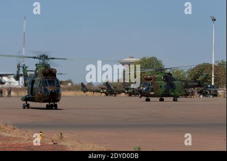 Handout-Foto, das am 19. Januar von der französischen Armee veröffentlicht wurde, zeigt französische Hubschrauber, die am 18. Januar 2013 in Bamakos Luftbasis, Mali, entladen wurden. Foto von ECPAD/ABACAPRESS.COM Stockfoto