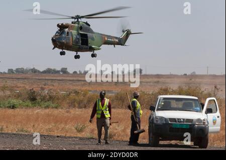 Handout-Foto, das am 19. Januar von der französischen Armee veröffentlicht wurde, zeigt französische Hubschrauber, die am 18. Januar 2013 in Bamakos Luftbasis, Mali, entladen wurden. Foto von ECPAD/ABACAPRESS.COM Stockfoto