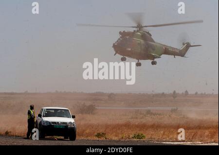 Handout-Foto, das am 19. Januar von der französischen Armee veröffentlicht wurde, zeigt französische Hubschrauber, die am 18. Januar 2013 in Bamakos Luftbasis, Mali, entladen wurden. Foto von ECPAD/ABACAPRESS.COM Stockfoto