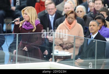 Kelly Clarkson spielt "My Country 'Tis of Thee' während der Einweihungszeremonie für Präsident Obamas zweite Amtszeit am 21. Januar 2013 im US-Kapitol in Washington, DC. Foto von JMP-Douliery/ABACAPRESS.COM Stockfoto