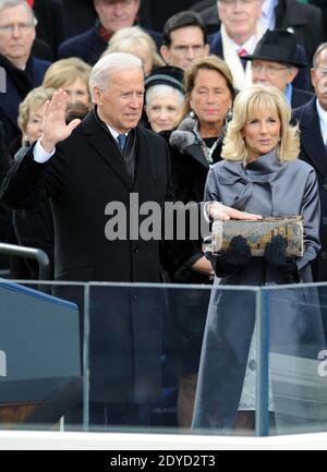 First Lady Michelle Obama umarmt Joe Bidens Frau Jill an seiner Seite die Einweihungszeremonie für Präsident Obamas zweite Amtszeit am 21. Januar 2013 im US-Kapitol in Washington, DC, USA. Foto von JMP-Douliery/ABACAPRESS.COM Stockfoto