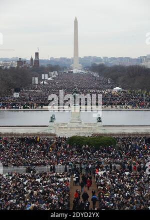 Massen von Zuschauern jammen die Mall, während US-Präsident Barack Obama während seiner öffentlichen Einweihungszeremonie im US-Kapitolgebäude in Washington am 21. Januar 2013 für eine zweite Amtszeit als Präsident der Vereinigten Staaten von Oberster Gerichtshof John Roberts vereidigt wird. Foto von Pat Benic/Pool/ABACAPRESS.COM Stockfoto