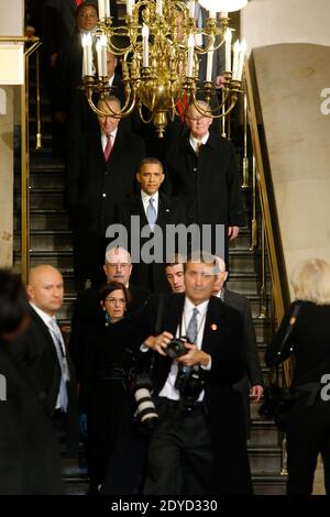 US-Präsident Barack Obama (C) geht hinunter zum Korridor zur Westtür des US-Kapitols, um am 21. Januar 2013 in Washington mit Vereidigungs-Zeremonien zu beginnen. Foto von Jonathan Ernst/Pool/ABACAPRESS.COM Stockfoto