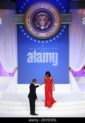 US-Präsident Barack Obama (L) bereitet sich auf den Tanz mit First Lady Michelle Obama beim Commander-in-Chief Ball in Washington, DC am 21. Januar 2013 vor. Präsident Obama wurde während einer öffentlichen feierlichen Amtseinführung früher am Tag für seine zweite Amtszeit als Präsident vereidigt. Foto von Justin Sullivan/Pool/ABACAPRESS.COM Stockfoto