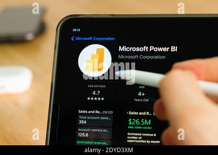 Microsoft Power BI-Logo mit Apple Pencil auf dem iPad Pro Tablet-Bildschirm. Mann mit Anwendung auf dem Tablet. Dezember 2020, San Francisco, USA. Stockfoto