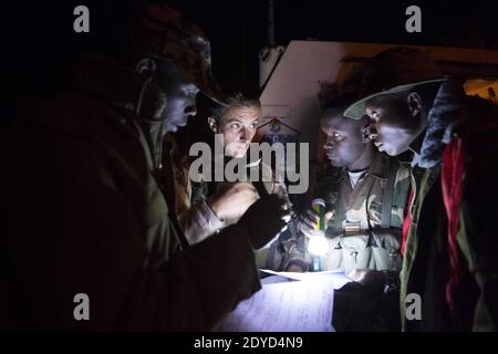 Handout-Foto von der französischen Armee am 22. Januar veröffentlicht zeigt französische Truppen aus Markala auf dem Weg nach Diabaly, Mali, 20. Januar 2013. Diabaly wurde am 14. Januar von Islamisten beschlagnahmt und dann von französischen Kampfflugzeugen schwer bombardiert. Ein Sprecher der französischen Militäroperation mit dem Codenamen Serval sagte am 20. Januar, dass französische Streitkräfte in Richtung Malis islamistischen Norden vorrücken, nachdem sie Positionen in den Städten Niono und Sevare besetzt haben. Foto von ECPAD/ABACAPRESS.COM Stockfoto