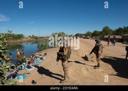 Handout-Foto von der französischen Armee am 22. Januar veröffentlicht zeigt französische Truppen aus Markala auf dem Weg nach Diabaly, Mali, 20. Januar 2013. Diabaly wurde am 14. Januar von Islamisten beschlagnahmt und dann von französischen Kampfflugzeugen schwer bombardiert. Ein Sprecher der französischen Militäroperation mit dem Codenamen Serval sagte am 20. Januar, dass französische Streitkräfte in Richtung Malis islamistischen Norden vorrücken, nachdem sie Positionen in den Städten Niono und Sevare besetzt haben. Foto von ECPAD/ABACAPRESS.COM Stockfoto