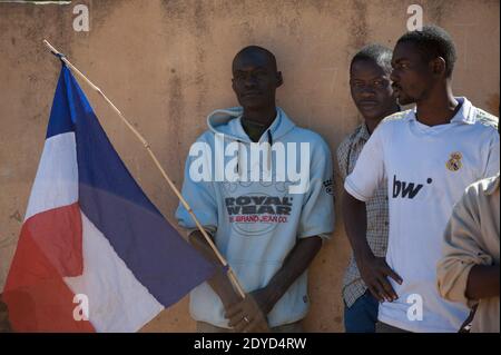 Handout-Foto von der französischen Armee am 22. Januar veröffentlicht zeigt französische Truppen aus Markala auf dem Weg nach Diabaly, Mali, 20. Januar 2013. Diabaly wurde am 14. Januar von Islamisten beschlagnahmt und dann von französischen Kampfflugzeugen schwer bombardiert. Ein Sprecher der französischen Militäroperation mit dem Codenamen Serval sagte am 20. Januar, dass französische Streitkräfte in Richtung Malis islamistischen Norden vorrücken, nachdem sie Positionen in den Städten Niono und Sevare besetzt haben. Foto von ECPAD/ABACAPRESS.COM Stockfoto