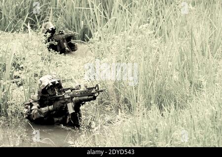 Das undatierte Bild zeigt die Kampftruppen (Rafas Plongeurs Offensifs RPO) des 1er Regiments de Parachutistes de l'Infanterie de Marine RPIMA (1. Marine Infantry Parachute Regiment), eines von drei Regimenten der französischen Armee Special Forces Brigade (BFST), auf einem speziellen Einsatztraining. 1er RPIMA steht unter der Kontrolle des französischen Kommandos für Spezialeinsätze. Einige der besten Elemente des Regiments sind Teil der französischen Streitkräfte, die in Mali gegen die al-Qaida-unterstützten Aufständischen kämpfen. Foto von Philippe Poulet/ABACAPRESS.COM Stockfoto