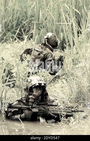 Das undatierte Bild zeigt die Kampftruppen (Rafas Plongeurs Offensifs RPO) des 1er Regiments de Parachutistes de l'Infanterie de Marine RPIMA (1. Marine Infantry Parachute Regiment), eines von drei Regimenten der französischen Armee Special Forces Brigade (BFST), auf einem speziellen Einsatztraining. 1er RPIMA steht unter der Kontrolle des französischen Kommandos für Spezialeinsätze. Einige der besten Elemente des Regiments sind Teil der französischen Streitkräfte, die in Mali gegen die al-Qaida-unterstützten Aufständischen kämpfen. Foto von Philippe Poulet/ABACAPRESS.COM Stockfoto