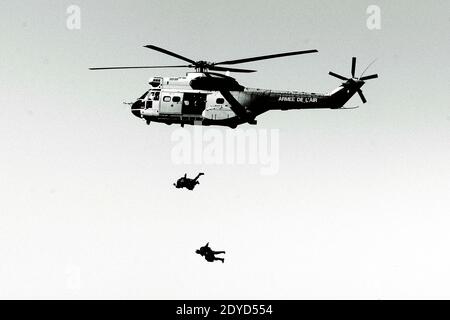 Das undatierte Bild zeigt Rapas Chuteurs Opérationnels RCO (Fallschirmjäger) des 1er Regiments de Parachutistes de l'Infanterie de Marine RPIMA (1. Marine Infanterie-Fallschirmjäger-Regiment), eines von drei Regimenten der französischen Armee-Spezialeinsatzbrigade (BFST), auf einem speziellen Einsatztraining. 1er RPIMA steht unter der Kontrolle des französischen Kommandos für Spezialeinsätze. Einige der besten Elemente des Regiments sind Teil der französischen Streitkräfte, die in Mali gegen die al-Qaida-unterstützten Aufständischen kämpfen. Foto von Philippe Poulet/ABACAPRESS.COM Stockfoto