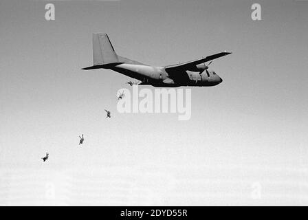 Das undatierte Bild zeigt Rapas Chuteurs Opérationnels RCO (Fallschirmjäger) des 1er Regiments de Parachutistes de l'Infanterie de Marine RPIMA (1. Marine Infanterie-Fallschirmjäger-Regiment), eines von drei Regimenten der französischen Armee-Spezialeinsatzbrigade (BFST), auf einem speziellen Einsatztraining. 1er RPIMA steht unter der Kontrolle des französischen Kommandos für Spezialeinsätze. Einige der besten Elemente des Regiments sind Teil der französischen Streitkräfte, die in Mali gegen die al-Qaida-unterstützten Aufständischen kämpfen. Foto von Philippe Poulet/ABACAPRESS.COM Stockfoto