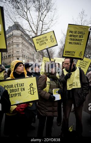 Dutzende versammeln sich am Freitag, den 25. Januar 2013, auf dem Boulevard de Belleville in Paris, Frankreich, um ihre Unterstützung für das ägyptische Volk gegen den Griff radikaler Islamisten in den Korridoren der Macht und die der Armee zugegebene rechtliche Autorität zu zeigen. Amnesty Internationnal und einige Unterstützer der syrischen Revolution nahmen daran Teil. Foto von Nicolas Messyasz/ABACAPRESS.COM Stockfoto