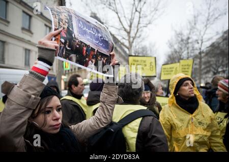 Dutzende versammeln sich am Freitag, den 25. Januar 2013, auf dem Boulevard de Belleville in Paris, Frankreich, um ihre Unterstützung für das ägyptische Volk gegen den Griff radikaler Islamisten in den Korridoren der Macht und die der Armee zugegebene rechtliche Autorität zu zeigen. Amnesty Internationnal und einige Unterstützer der syrischen Revolution nahmen daran Teil. Foto von Nicolas Messyasz/ABACAPRESS.COM Stockfoto