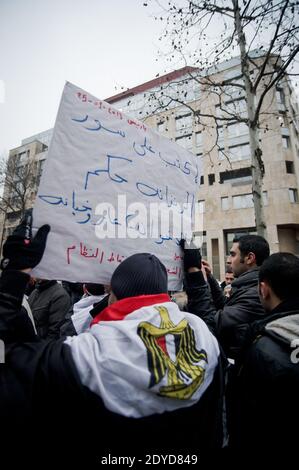 Dutzende versammeln sich am Freitag, den 25. Januar 2013, auf dem Boulevard de Belleville in Paris, Frankreich, um ihre Unterstützung für das ägyptische Volk gegen den Griff radikaler Islamisten in den Korridoren der Macht und die der Armee zugegebene rechtliche Autorität zu zeigen. Amnesty Internationnal und einige Unterstützer der syrischen Revolution nahmen daran Teil. Foto von Nicolas Messyasz/ABACAPRESS.COM Stockfoto