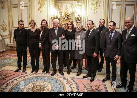 Die französische Florence Cassez posiert flankiert von ihren Eltern, dem französischen Präsidenten Francois Hollande und seiner Partnerin Valerie Trierweiler, wie Cassez's Anwalt Franck Berton, Jean-Luc Romero, Präsident ihres Unterstützungskommitees, und Außenminister Laurent Fabius am 25. Januar 2013 im Elysée-Palast in Paris, Frankreich. Cassez wurde zwei Tage vor einem Urteil des Obersten Gerichtshofs aus einem mexikanischen Gefängnis befreit, wonach die Polizei ihre Rechte verletzt hatte, indem sie vor sieben Jahren ihre Verhaftung wegen Entführung im nationalen Fernsehen verhängte. Nach 60 Jahren Gefängnis, Cassez, 38, nahm einen Flug nach Paris, Stunden nach drei von fünf jus Stockfoto