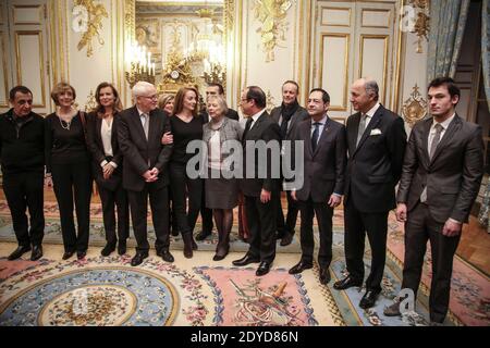 Die französische Florence Cassez posiert flankiert von ihren Eltern, dem französischen Präsidenten Francois Hollande und seiner Partnerin Valerie Trierweiler, wie Cassez's Anwalt Franck Berton, Jean-Luc Romero, Präsident ihres Unterstützungskommitees, und Außenminister Laurent Fabius am 25. Januar 2013 im Elysée-Palast in Paris, Frankreich. Cassez wurde zwei Tage vor einem Urteil des Obersten Gerichtshofs aus einem mexikanischen Gefängnis befreit, wonach die Polizei ihre Rechte verletzt hatte, indem sie vor sieben Jahren ihre Verhaftung wegen Entführung im nationalen Fernsehen verhängte. Nach 60 Jahren Gefängnis, Cassez, 38, nahm einen Flug nach Paris, Stunden nach drei von fünf jus Stockfoto