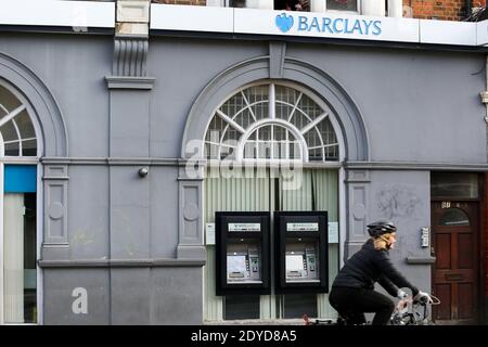 London, Großbritannien. Dezember 2020. Ein Radfahrer fährt an einer Filiale der Barclays Bank in London vorbei. Kredit: Dinendra Haria/SOPA Images/ZUMA Wire/Alamy Live Nachrichten Stockfoto