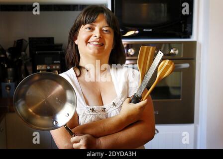 Anne Lataillade, 46 ans, et son celebre site 'Papilles et Pupilles', est la Star Francaise des Blogs culinaires, un phenomenene de societe avec 1,5 Millions de visiteurs par mois et 2 Millions de pages vues par mois. La communaute des 'blogueuses pro' culinaires est estimee a 10.000 personnes. 95 % Sont des femmes. La starisation des Chefs, la multiplication des emissions de tele, le gout prononce des consommateurs pour leur assiette face a la malbouffe, explaniquent ce phenomenene tres populaire, le 27 Janvier 2013 a Bordeaux. Foto von Patrick Bernard/ABACAPRESS.COM Stockfoto