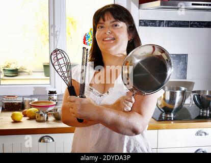 Anne Lataillade, 46 ans, et son celebre site 'Papilles et Pupilles', est la Star Francaise des Blogs culinaires, un phenomenene de societe avec 1,5 Millions de visiteurs par mois et 2 Millions de pages vues par mois. La communaute des 'blogueuses pro' culinaires est estimee a 10.000 personnes. 95 % Sont des femmes. La starisation des Chefs, la multiplication des emissions de tele, le gout prononce des consommateurs pour leur assiette face a la malbouffe, explaniquent ce phenomenene tres populaire, le 27 Janvier 2013 a Bordeaux. Foto von Patrick Bernard/ABACAPRESS.COM Stockfoto