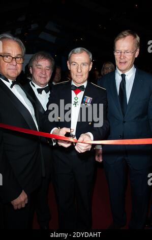 Ari Vatanen und Festivalpräsident Remi Depoix beim 28. Internationalen Automobilfestival, das am 29 2013. Januar im Hotel des Invalides in Paris, Frankreich, stattfand. Foto von Nicolas Genin/ABACAPRESS.COM Stockfoto