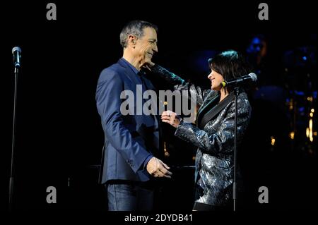 Der französische Sänger Alain Chamfort tritt am 30. Januar 2013 mit Jenifer und seiner Band im Grand Rex in Paris auf. Foto von Christophe Guibbaud/ABACAPRESS.COM Stockfoto