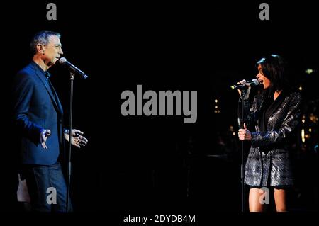 Der französische Sänger Alain Chamfort tritt am 30. Januar 2013 mit Jenifer und seiner Band im Grand Rex in Paris auf. Foto von Christophe Guibbaud/ABACAPRESS.COM Stockfoto