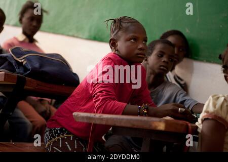 FATA, 10 in der Schule, in Bamako, Mali am 1. Februar 2013. FATA floh im April 2012 mit ihrer Mutter Fatima aus Timbuktu. Nach Angaben von Amnesty International sind 250,000 Menschen aus Mali geflohen, als islamische Kämpfer mit Verbindungen zu Al-Qaida den nördlichen Teil des Landes unter Kontrolle nahmen. Foto von Julien Tack/ABACAPRESS.COM Stockfoto