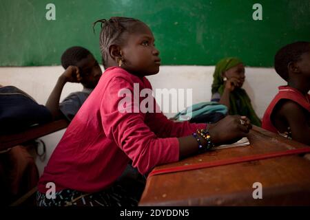 FATA, 10 in der Schule, in Bamako, Mali am 1. Februar 2013. FATA floh im April 2012 mit ihrer Mutter Fatima aus Timbuktu. Nach Angaben von Amnesty International sind 250,000 Menschen aus Mali geflohen, als islamische Kämpfer mit Verbindungen zu Al-Qaida den nördlichen Teil des Landes unter Kontrolle nahmen. Foto von Julien Tack/ABACAPRESS.COM Stockfoto