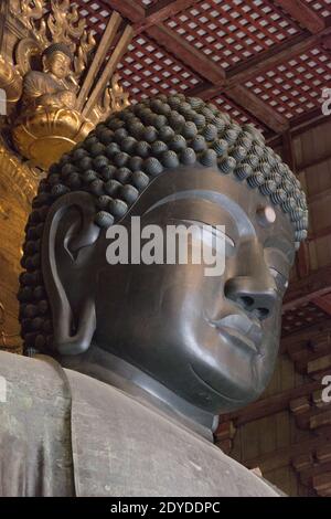 Japan Nara Detail der weltweit größten Bronzestatue des Buddha Vairocana in der Großen Buddha Halle (Daibutsuden) im Todaiji Temple Complex. Stockfoto