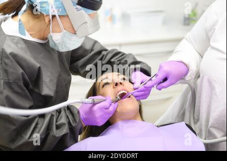 Junge Zahnärztin, die mit einer Patientin in einem modernen Krankenhaus arbeitet. Hochwertige Fotos Stockfoto