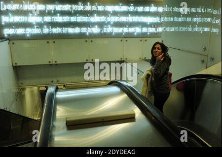 Am 1. Februar 2013 läuft man in der beeindruckenden U-Bahnstation "Dante" in Neapel, Italien.in dieser Station hinter dem Ticketschalter realisierte der amerikanische Künstler Joseph Kosuth ein riesiges Litterarfresko mit Neonbeleuchtung, das einen Auszug aus Dantes "Bankett" wiedergibt. In der turbulenten und chaotischen italienischen Stadt wird die außergewöhnlichste U-Bahn der Welt geboren. Von den größten Architekten Italiens vorgestellt, sehen die Bahnhöfe wie ein fantastisches Museum aus. Die Idee ist einfach: Zeitgenössische Kunst den Pendlern näher zu bringen, die per Definition abgelenkt und in Eile sind. Plattformen und Korridore der U-Bahn von Naple sind sp Stockfoto