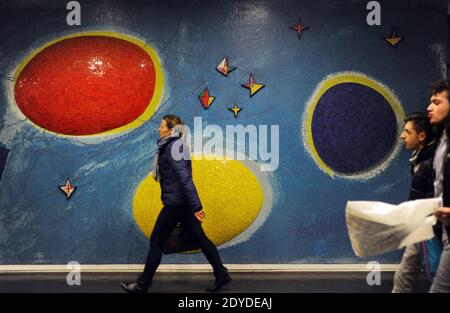 Am 1. Februar 2013 laufen die Leute in der beeindruckenden U-Bahnstation "Dante" in Neapel, Italien. In dieser Station italienischen Nicola de Maria realisiert ein gigantisches Mosaik mit dem Titel "Universum ohne Bombe, Blumenreich. Sieben rote Engel. Es ist ein Tanz, der aus einer Vielzahl von kleinen hervorstehenden geometrischen Formen und sieben großen bunten Eierstöcken besteht. In der turbulenten und chaotischen italienischen Stadt wird die außergewöhnlichste U-Bahn der Welt geboren. Von den größten Architekten Italiens vorgestellt, sehen die Bahnhöfe wie ein fantastisches Museum aus. Die Idee ist einfach: Zeitgenössische Kunst näher an Pendler zu bringen, die von definiti sind Stockfoto