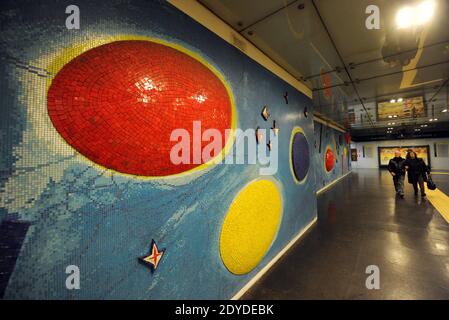 Am 1. Februar 2013 laufen die Leute in der beeindruckenden U-Bahnstation "Dante" in Neapel, Italien. In dieser Station italienischen Nicola de Maria realisiert ein gigantisches Mosaik mit dem Titel "Universum ohne Bombe, Blumenreich. Sieben rote Engel. Es ist ein Tanz, der aus einer Vielzahl von kleinen hervorstehenden geometrischen Formen und sieben großen bunten Eierstöcken besteht. In der turbulenten und chaotischen italienischen Stadt wird die außergewöhnlichste U-Bahn der Welt geboren. Von den größten Architekten Italiens vorgestellt, sehen die Bahnhöfe wie ein fantastisches Museum aus. Die Idee ist einfach: Zeitgenössische Kunst näher an Pendler zu bringen, die von definiti sind Stockfoto