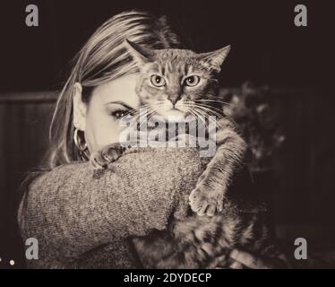 Schwarz-Weiß-Foto einer Frau, die eine Katze hält Stockfoto