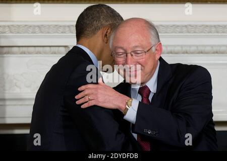 US-Präsident Barack Obama, links, umarmt Ken Salazar, US-Innenminister, während einer Ankündigung für Sally Jewell, Chief Executive Officer von Recreational Equipment Inc., unseen, als Nominee für die Ernennung zum Sekretär des US-Innenministeriums im Weißen Haus in Washington, D.C., USA, am 06. Februar 2013. Jewell's Hintergrund als Ingenieur und Erfahrung in der Banken-, Energie-und Einzelhandelsbranche geben ihr die Fähigkeiten benötigt, um eine Abteilung, die 500 Millionen Hektar öffentlicher Land überwacht zu verwalten, sagte Obama. Foto von Andrew Harrer/Pool/ABACAPRESS.COM Stockfoto