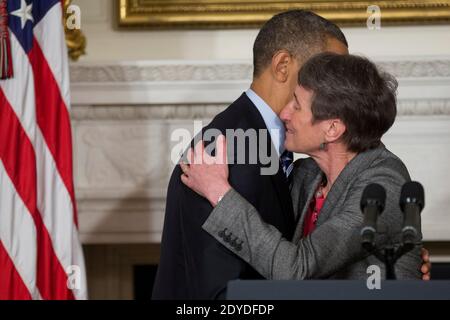 US-Präsident Barack Obama, links, umarmt Sally Jewell, Chief Executive Officer von Recreational Equipment Inc., während Jewell's Ankündigung als Nominee zum Sekretär des US-Innenministeriums im Weißen Haus in Washington, D.C., USA, am 06. Februar 2013. Jewell's Hintergrund als Ingenieur und Erfahrung in der Banken-, Energie-und Einzelhandelsbranche geben ihr die Fähigkeiten benötigt, um eine Abteilung, die 500 Millionen Hektar öffentlicher Land überwacht zu verwalten, sagte Obama. Foto von Andrew Harrer/Pool/ABACAPRESS.COM Stockfoto