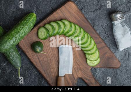 Frisch geschnittene Bio-Gurke auf Holzbrett Stockfoto