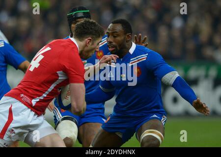 Frankreichs Fulgence Ouedraogo kämpft gegen Wales Alex Cuthbert während des Rugby RBS 6 Nations Tournament , Frankreich gegen Wales im stade France Stadion in Saint-Denis Vorort von Paris, Frankreich am 9. Februar 2013. Wales gewann 16:6. Foto von Henri Szwarc/ABACAPRESS.COM Stockfoto