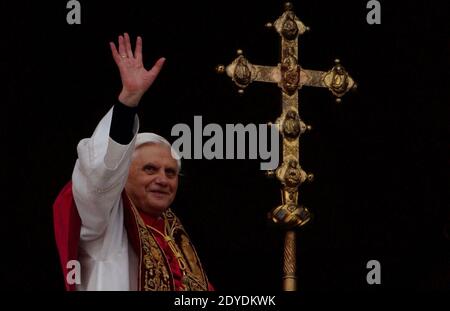 Deutschlands Kardinal Joseph Ratzinger zum Papst gewählt: Benedikt XVI. Im Vatikan, 19. April 2005. Foto von Eric Vandeville/ABACAPRESS.COM Stockfoto