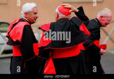 Deutscher Kardinal Joseph Ratzinger, Futur-Papst Benedikt XVI., am 2001. Mai auf dem Parkplatz des Vatikans. Foto von Eric Vandeville/ABACAPRESS.COM Stockfoto