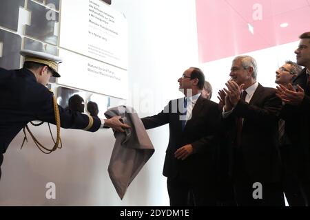 Der französische Präsident Francois Hollande, der Claude bartolone flankiert, weiht das neue Gebäude des Nationalarchivs im nördlichen Pariser Vorort Pierrefitte-sur-seine ein. Foto von Stephane Lemouton/ABACAPRESS.COM. Stockfoto