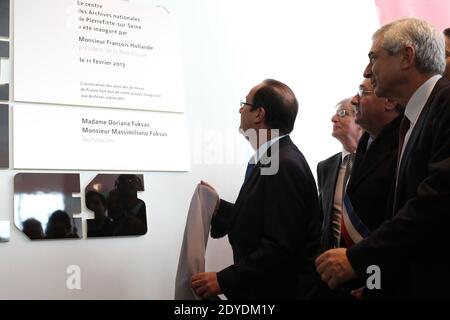 Der französische Präsident Francois Hollande, der Claude bartolone flankiert, weiht das neue Gebäude des Nationalarchivs im nördlichen Pariser Vorort Pierrefitte-sur-seine ein. Foto von Stephane Lemouton/ABACAPRESS.COM. Stockfoto