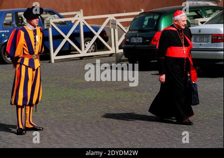 Deutscher Kardinal Joseph Ratzinger, Futur-Papst Benedikt XVI., am 2001. Mai auf dem Parkplatz des Vatikans. Foto von Eric Vandeville/ABACAPRESS.COM Stockfoto